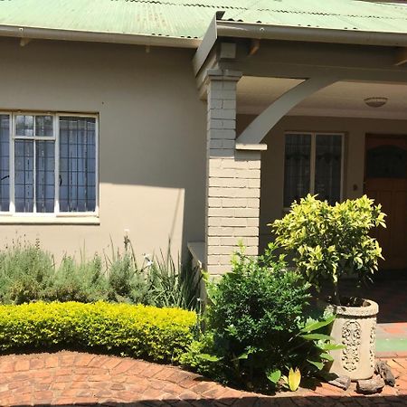 12 On Brecher Pensión Pretoria-Noord Exterior foto