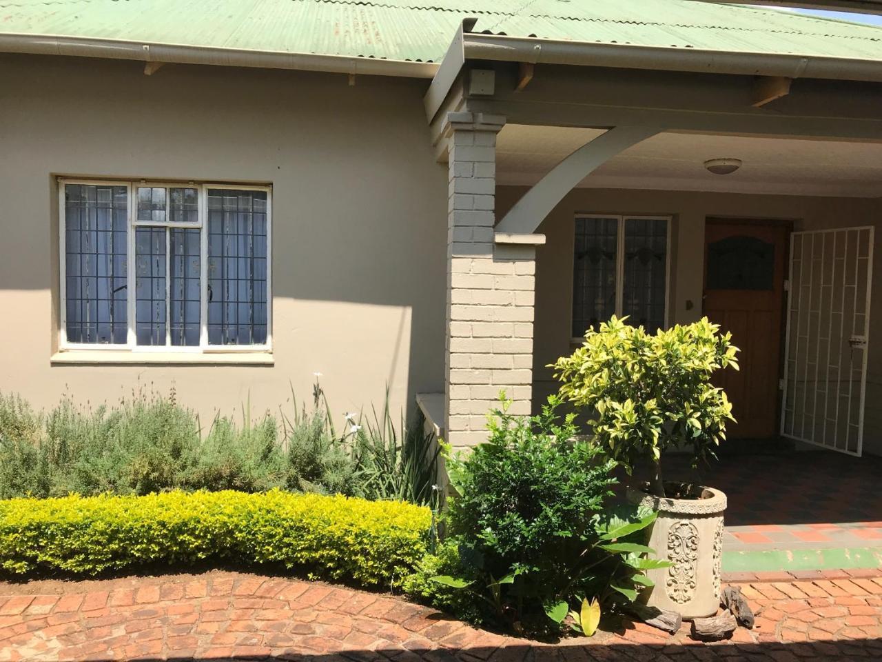 12 On Brecher Pensión Pretoria-Noord Exterior foto